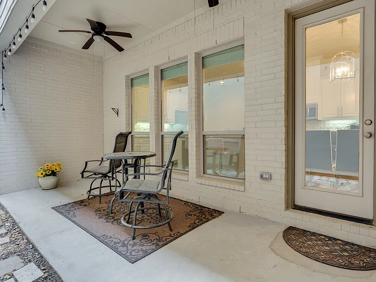 625 Surrey Ln — Photo 5