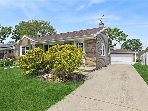 2nd image of 1304 Dennis Pl