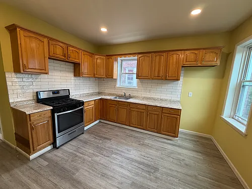 558-560 Bond St #2 Photo 1