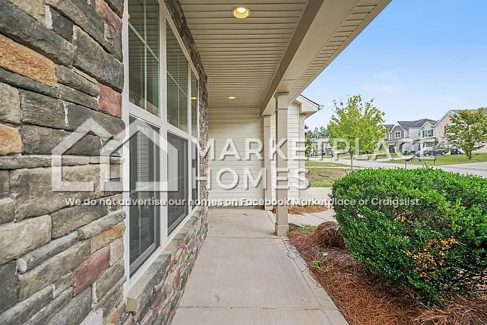 4 bed, 2.5 bath, 2845 sqft, $2,095 — Photo 4
