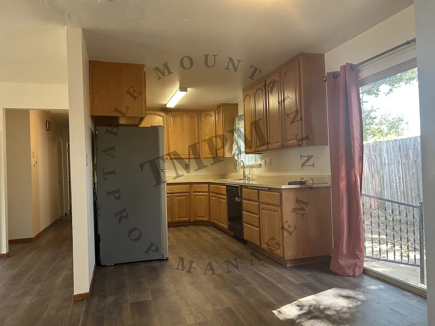 679 Siskiyou — Photo 4