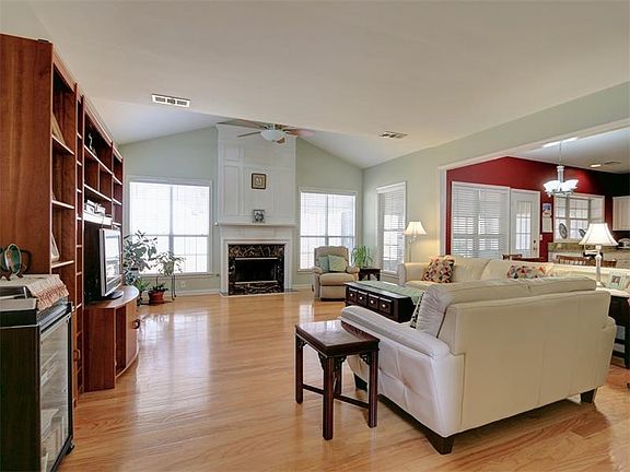 4th image of 105 Normandy Dr