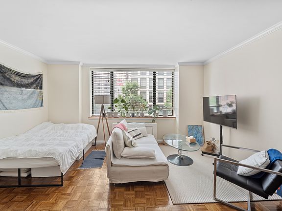 5th image of 30 W 61st St APT 9F