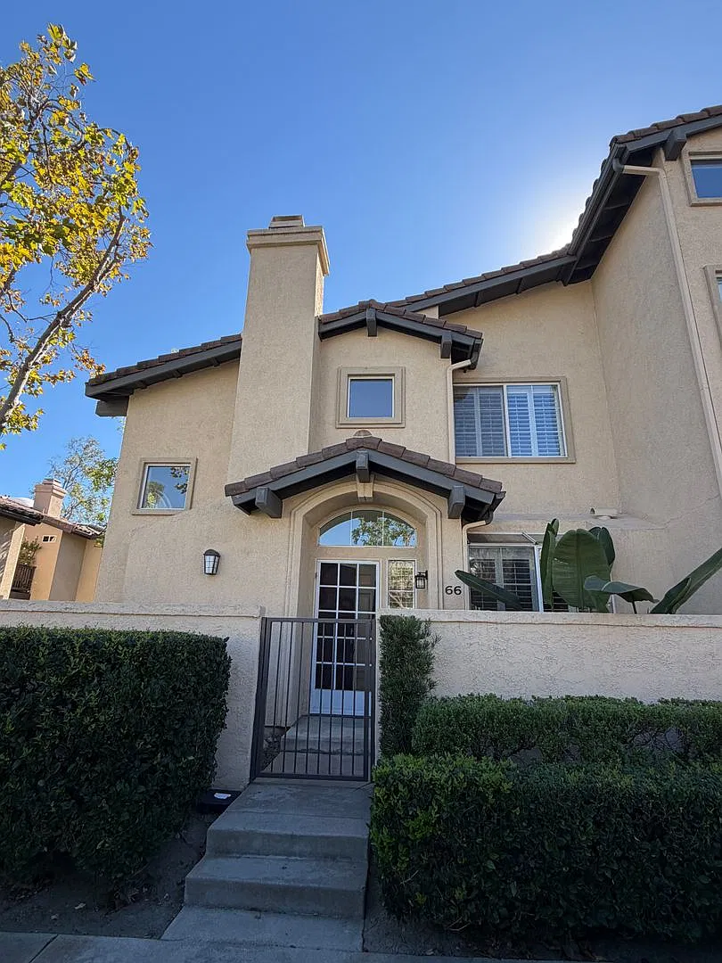 Picture Perfect! 2 Br/3 Ba Plus Office End Unit Condo With Direct Access 2 Car Garage — Photo 1