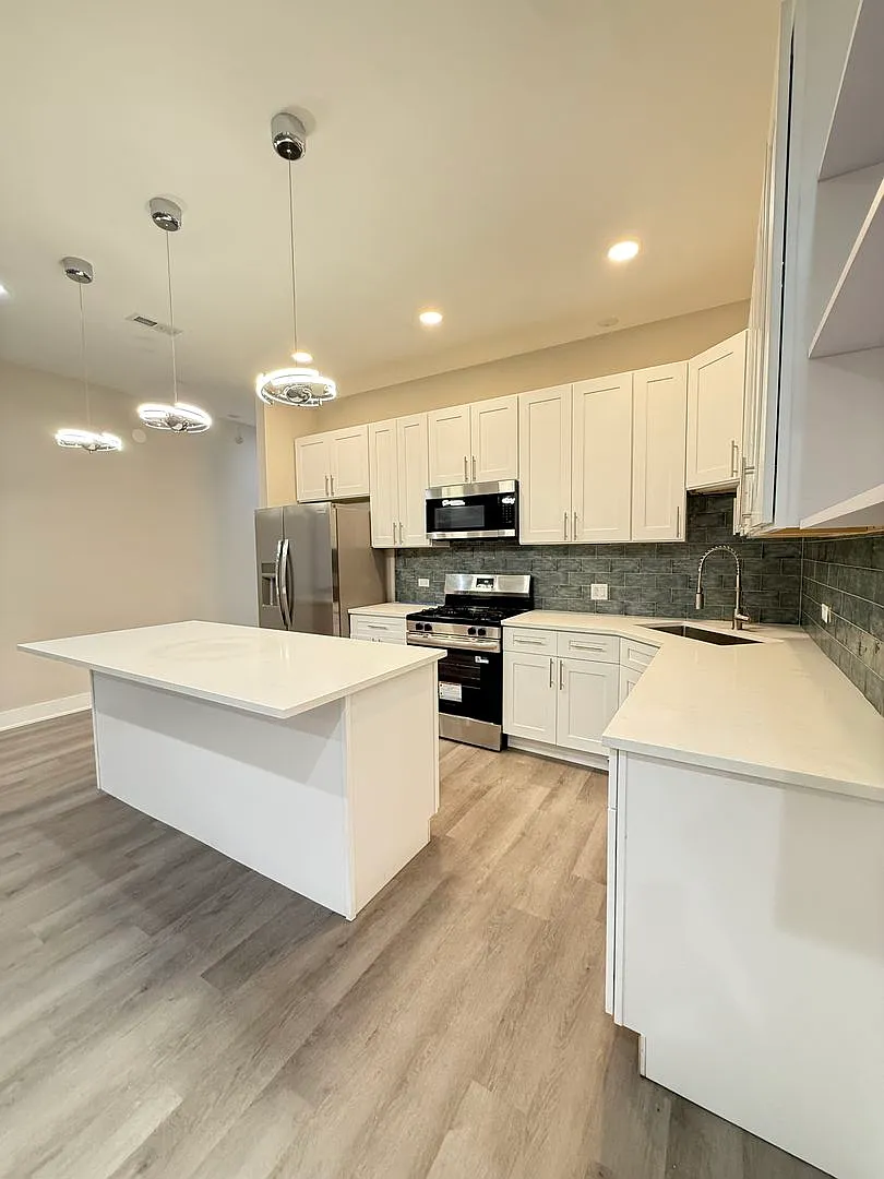 2 bed, 1300 sqft, $2,750 — Photo 1