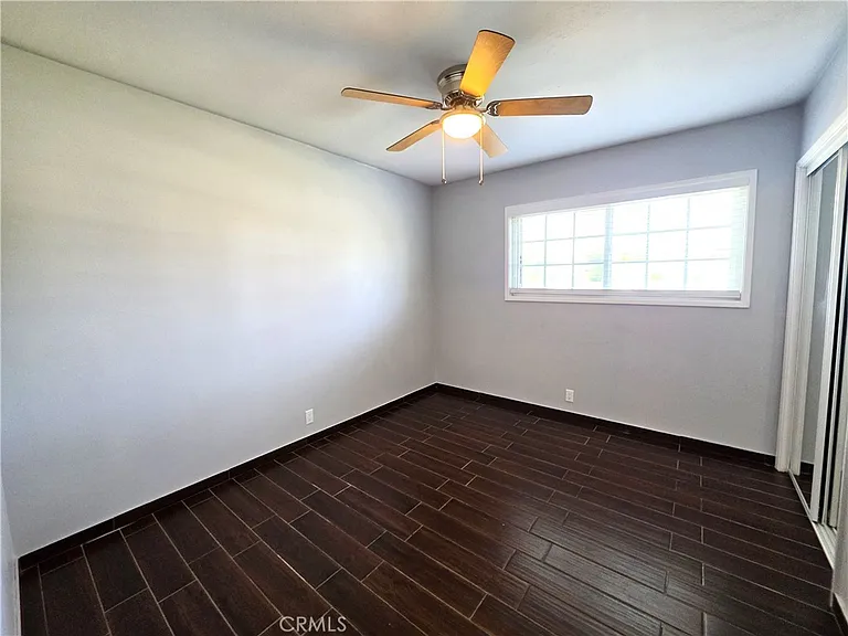 221 E Maple St — Photo 8