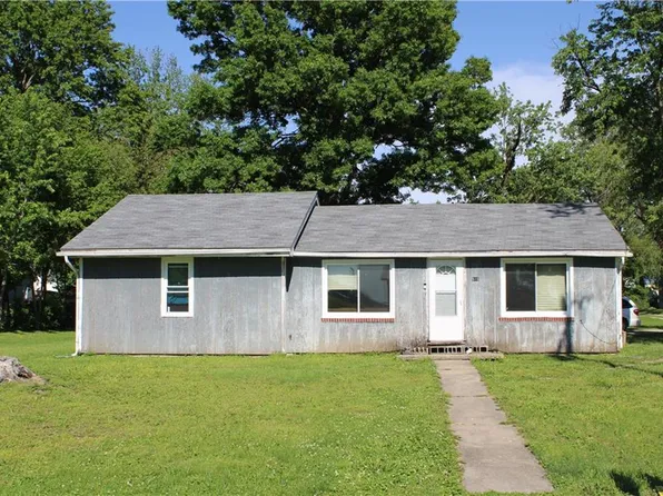 515 NW 5th St, Hardin, MO 64035