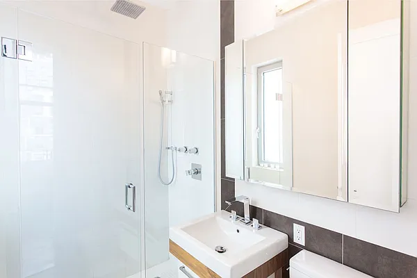 Rented by Chase Global Realty Corp | media 14