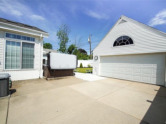 5th image of 120 Moore Ave