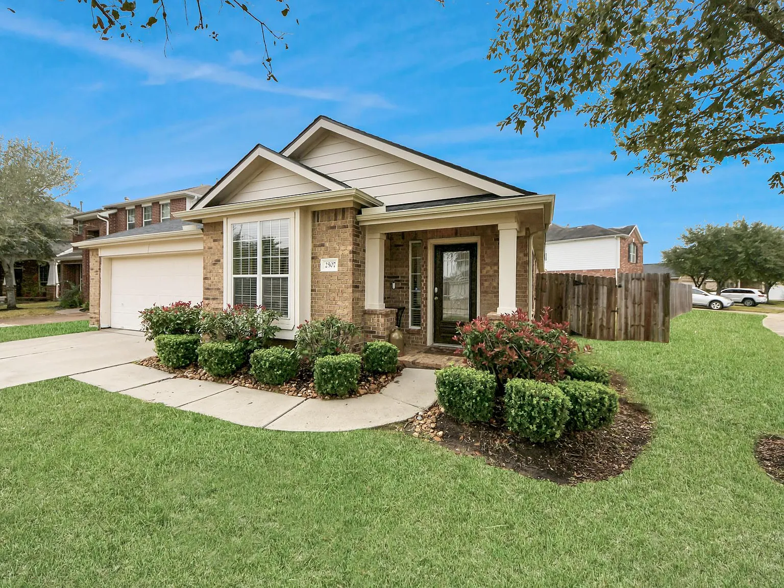 3 bed, 2.0 bath, 2113 sqft, $2,400 — Photo 2