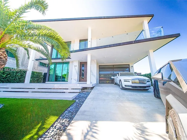 7520 W Treasure Dr — Photo 1