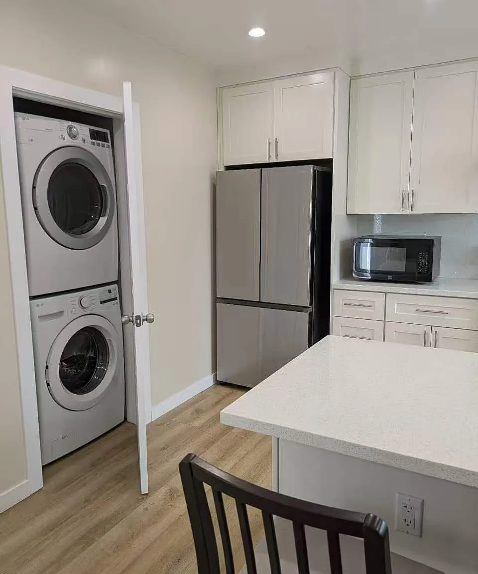 2 bed, 2.5 bath, 900 sqft, $4,200 — Photo 4