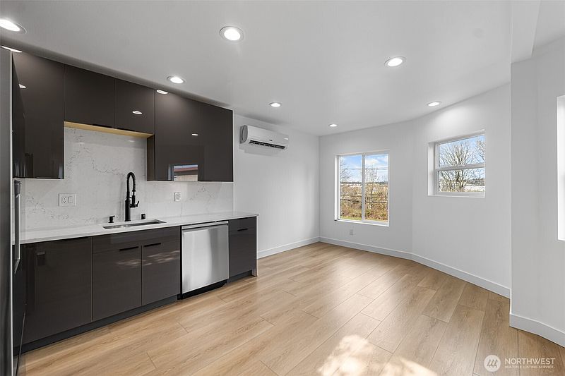 4th image of 4047 25th Avenue W