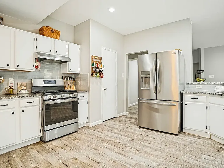 1407 Belaire Dr — Photo 3