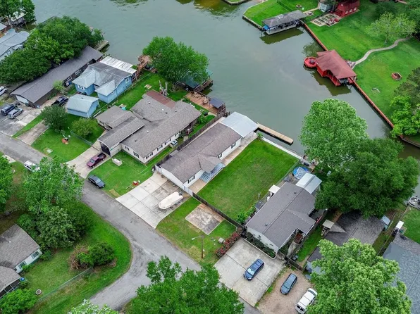 14184 Shadow Bay Dr, Willis, TX 77318