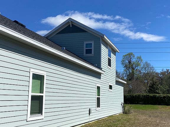 This home is 3bed 2.5bath with loft on the second floor. You can use as a storage or office space.
The house has 1,966sqft