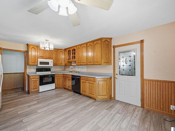 5th image of 14631 Eastbourne St