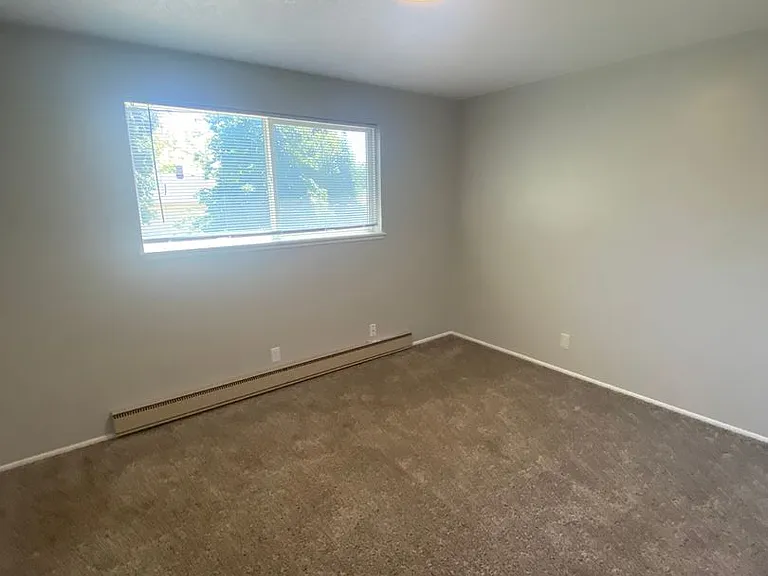401 S Holly St — Photo 22