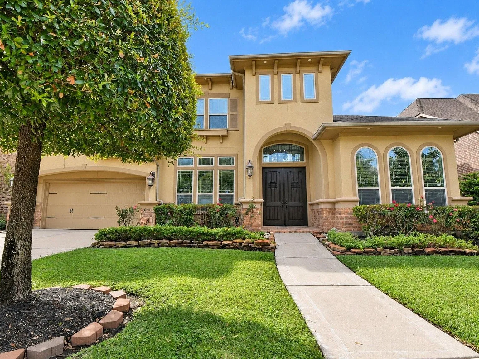 4 bed, 3.5 bath, 3830 sqft, $5,900 — Photo 2