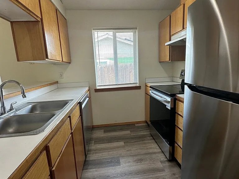 2132-2142 SW Reindeer Ave — Photo 2