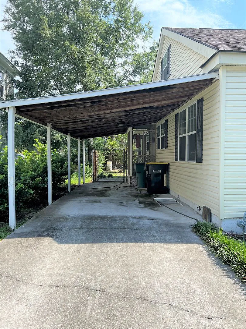 3 bedroom 2 Bathroom house fenced in yard! No pets allowed — Photo 3