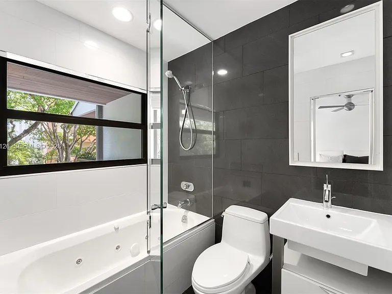 3560 W Fairview St — Photo 26