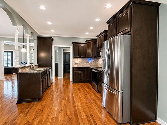 4th image of 476 Montrose Ct