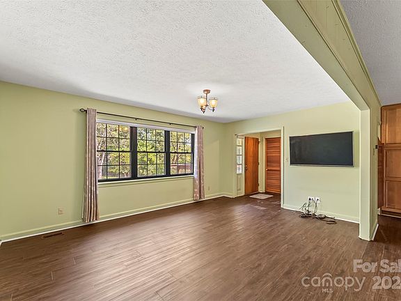 5th image of 105 Stony Top Dr