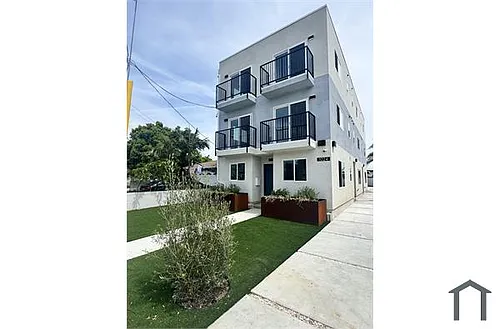 1024 N Pioneer Ave Photo 1