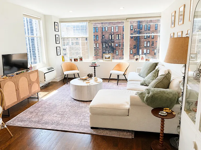 30 E Elm St #21C — Photo 2