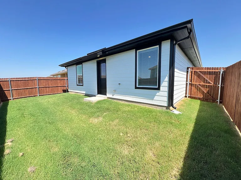 5557 Rollins Dr — Photo 22