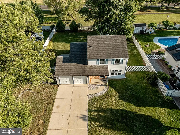 10 Honey Locust Ln — Photo 35