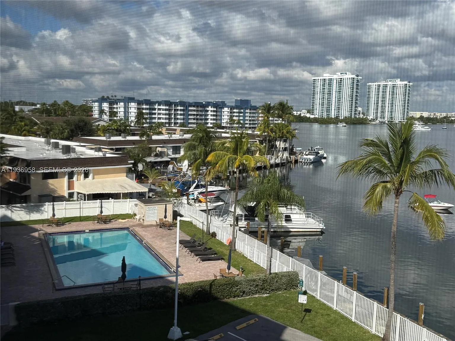 Carlton Bay Condo — Photo 3