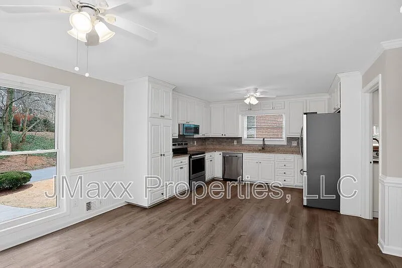 5 bed, 3.0 bath, 3200 sqft, $3,500 — Photo 4