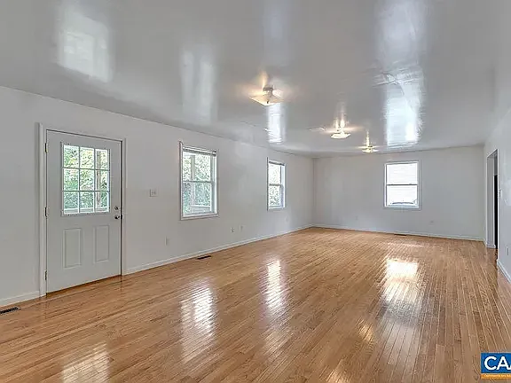 5 bed, 1984 sqft, $3,600 — Photo 2