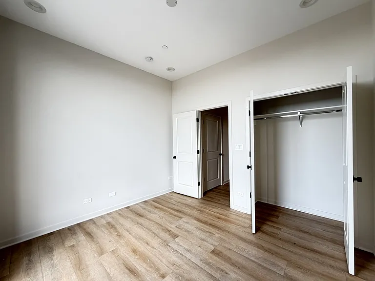 3207 N Narragansett Ave #504 — Photo 14