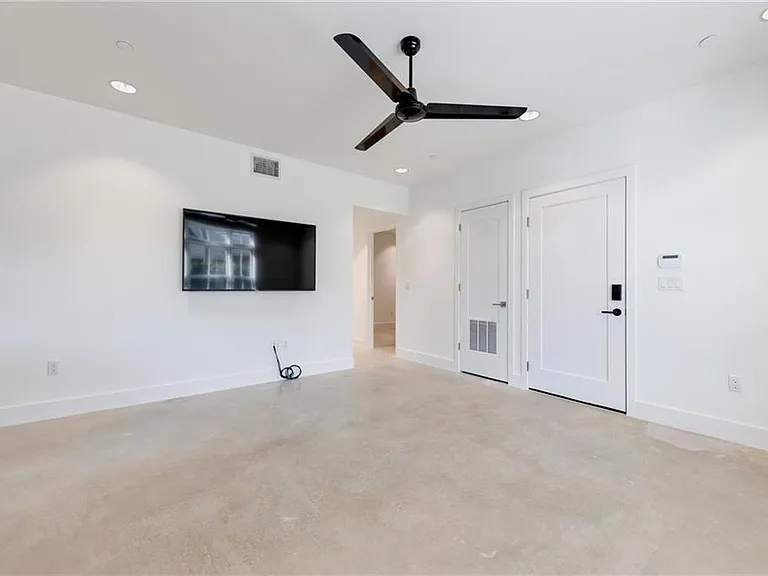 408 W 38th St #1 — Photo 10