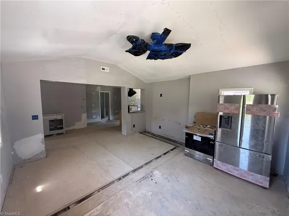 6910 Dennis Rd, Walnut Cove, NC 27052