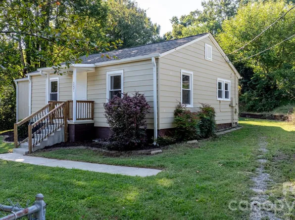 3221 1st Avenue Dr SE, Conover, NC 28613