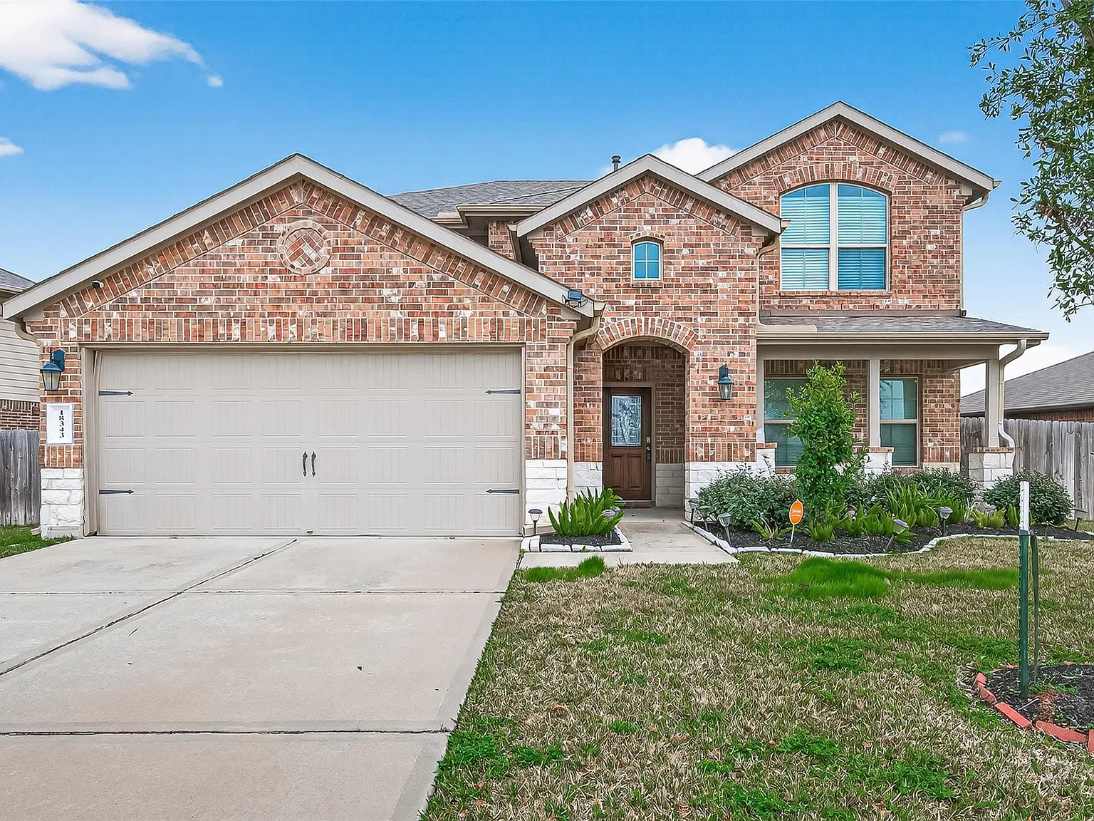 4 bed, 3.5 bath, 2562 sqft, $2,600 — Photo 1