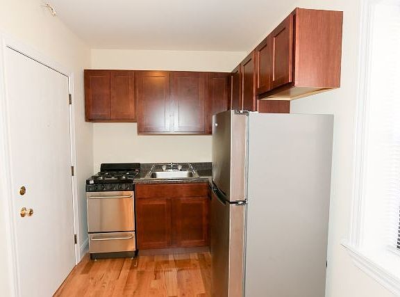 4th image of 821 W Cornelia Ave #613
