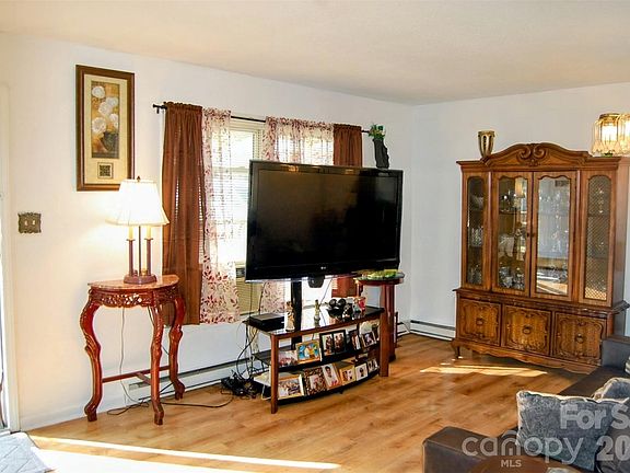 4th image of 2920 Springdale Ave