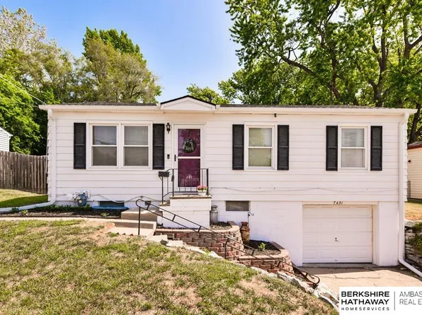 7431 Terry Dr, La Vista, NE 68128