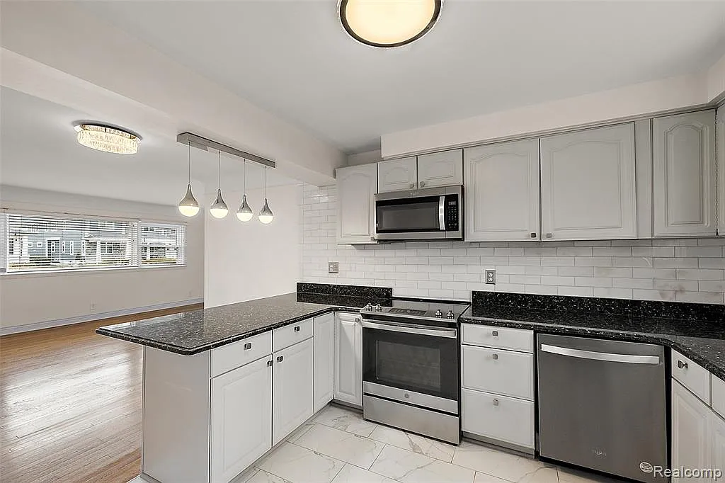 3 bed, 1.0 bath, 1157 sqft, $2,700 — Photo 4