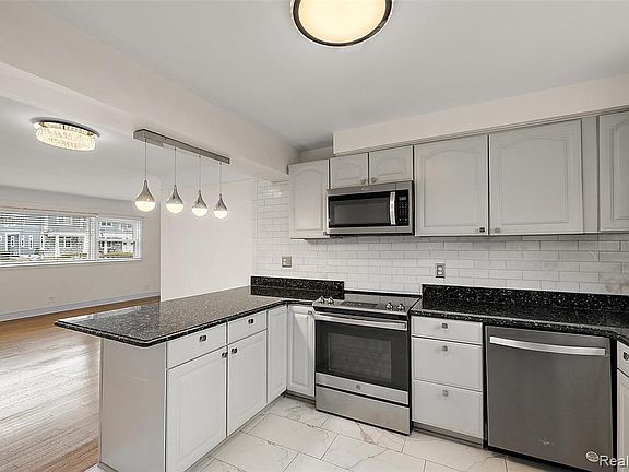 4th image of 2046 Yorkshire Rd