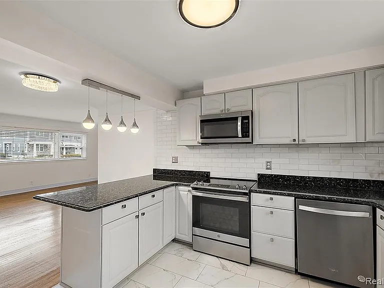 2046 Yorkshire Rd — Photo 4