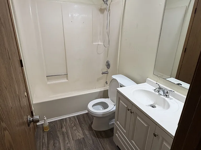 Upstairs Full Bathroom
