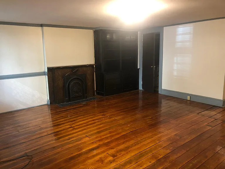 Living room + fireplace + built-in bookshelves (unfurnished)