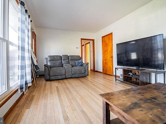 3rd image of 200 Serge St