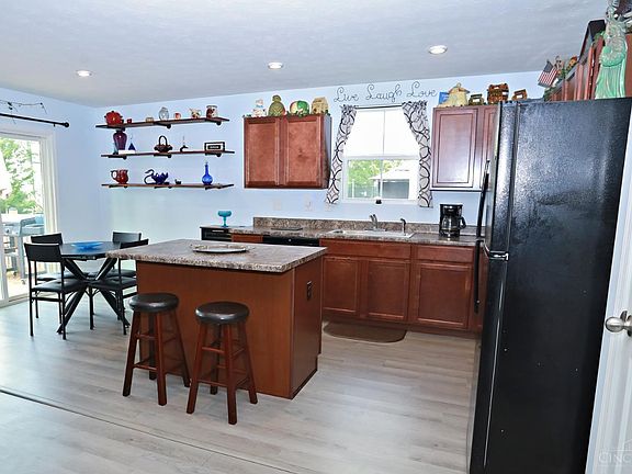 4th image of 28 Charmalee Dr